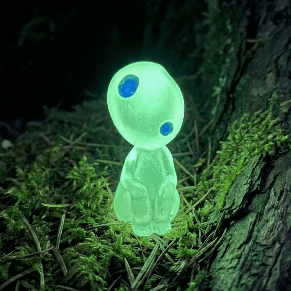 Mini figure Kodama fluorescenti spiriti della foresta stile Ghibli per terrari e piante - Kyodai Store